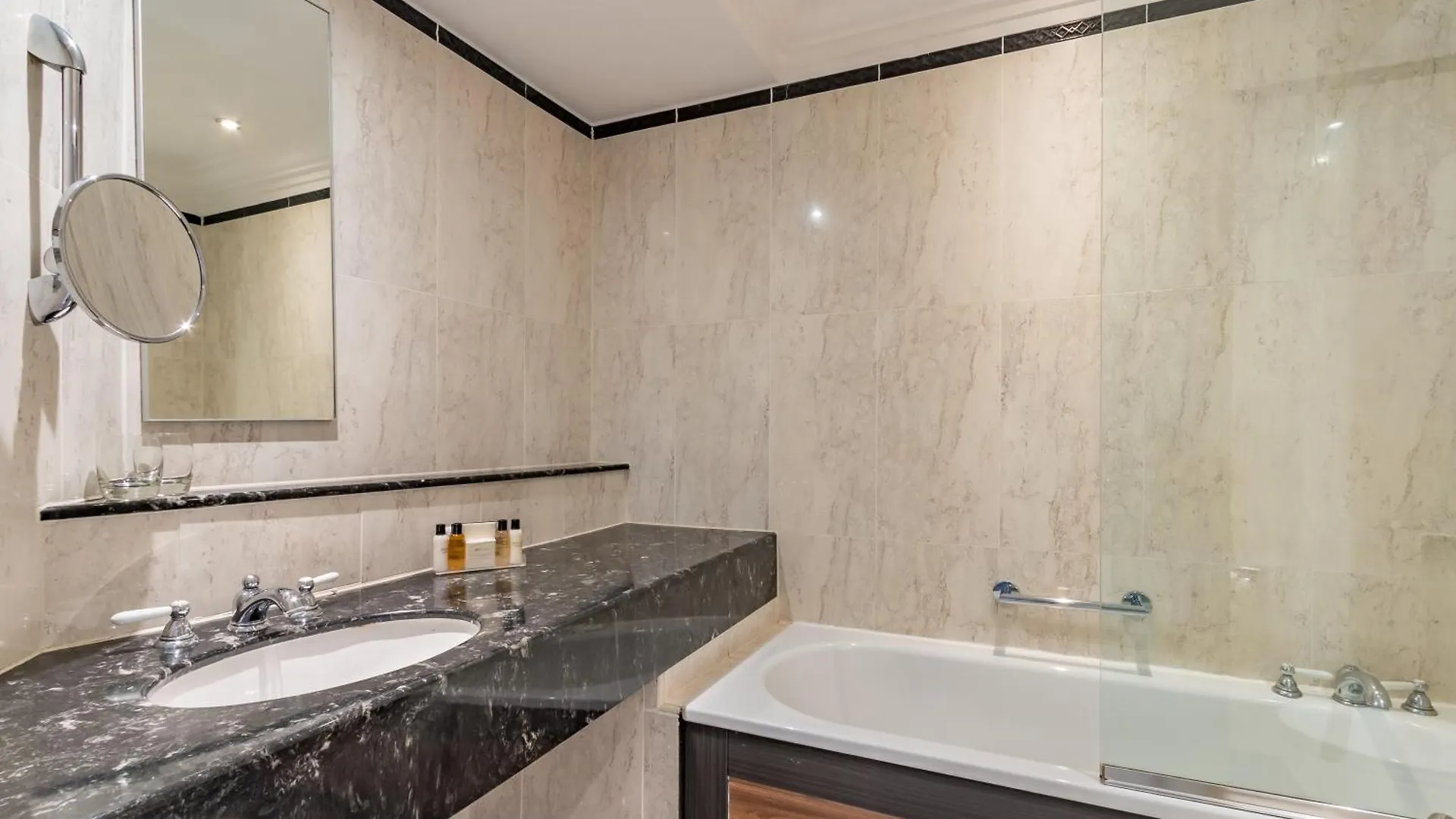 Wood Hall Hotel & Spa 웨더비